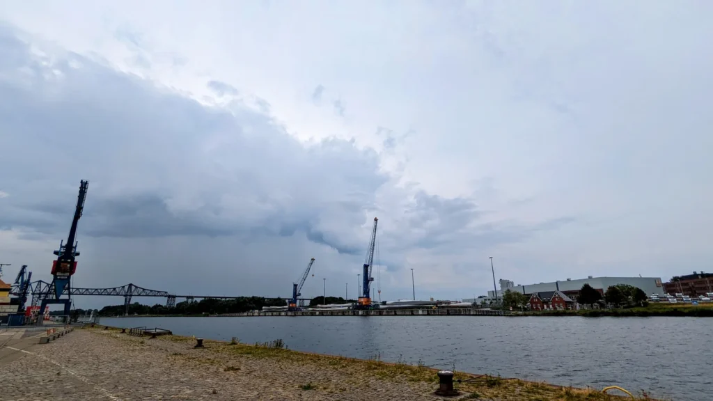 Kanalufer am Kreishafen in Rendsburg mit Verladekränen und der Hochbrücke im Hintergrund