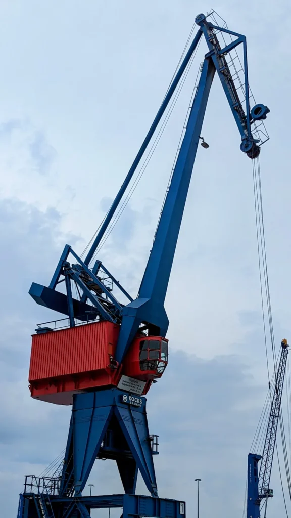 Blauer Verladekran mit rotem Maschinenhaus am Kreishafen in Rendsburg