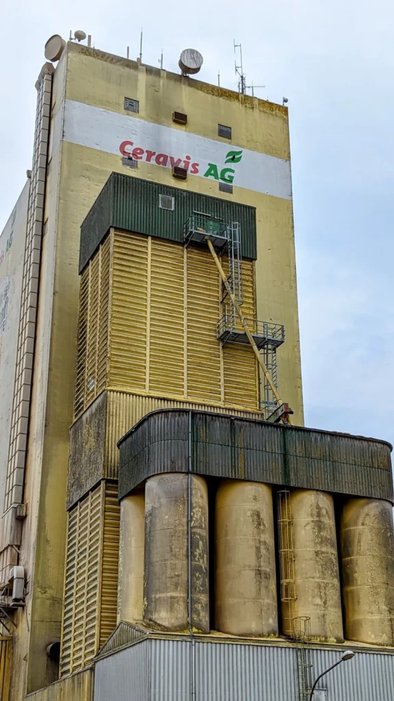 Silo mit der Aufschrift Ceravis AG am Kreishafen in Rendsburg