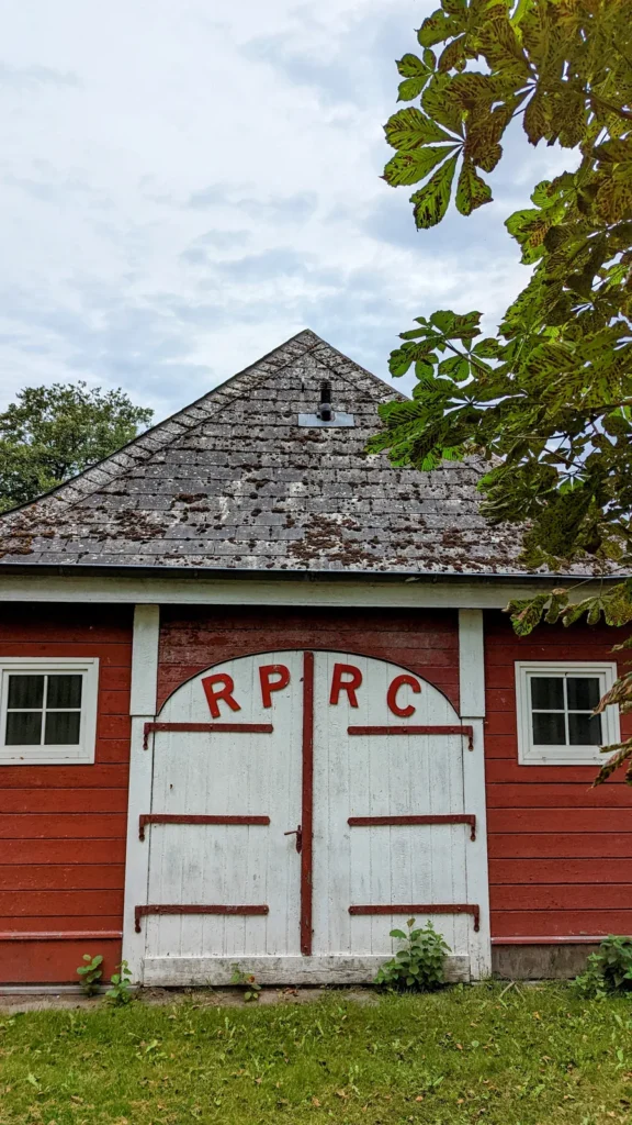 Rotes Bootshaus mit der Aufschrift RPRC am Ufer der Obereider in Rendsburg