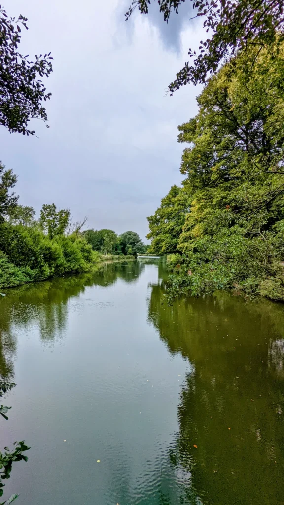 Schmaler Wasserlauf mit Bäumen am Ufer in Rendsburg