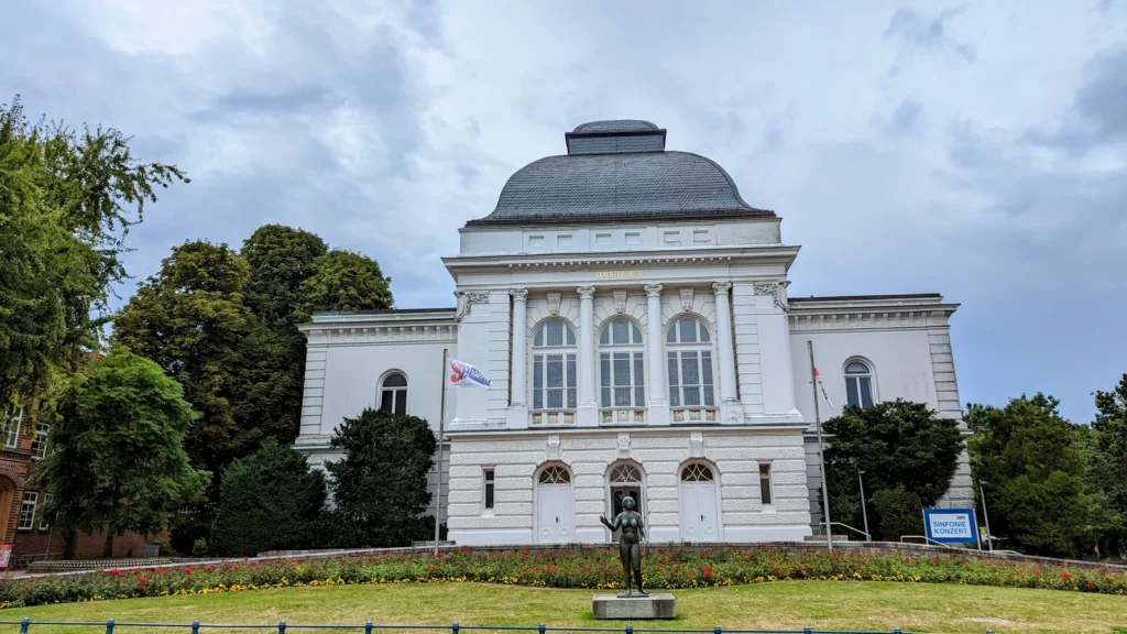 Weißes Stadttheater Rendsburg mit Kuppeldach