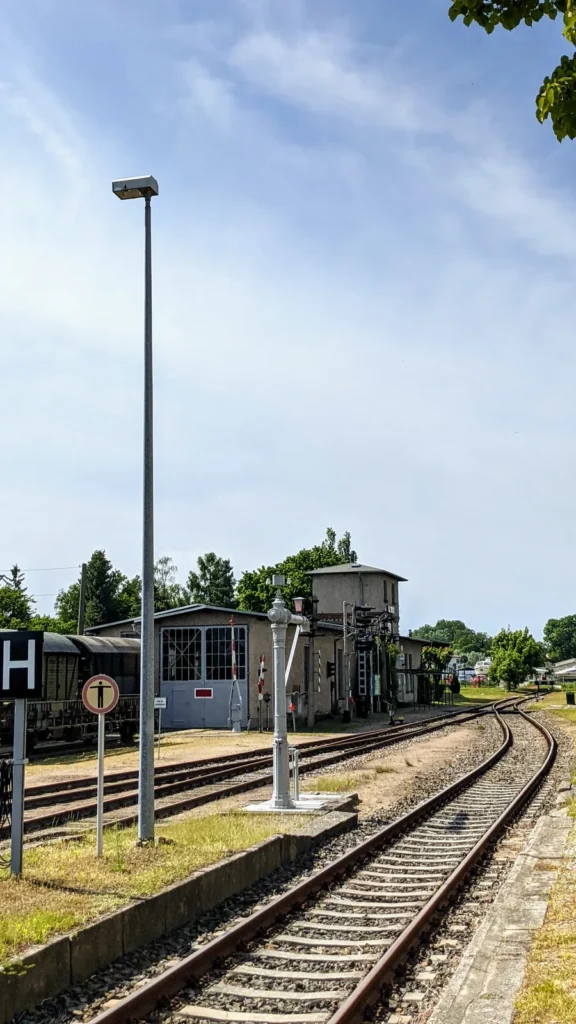 Gleise am Bahnhof Rheinsberg (Mark) mit Schuppen und Signal