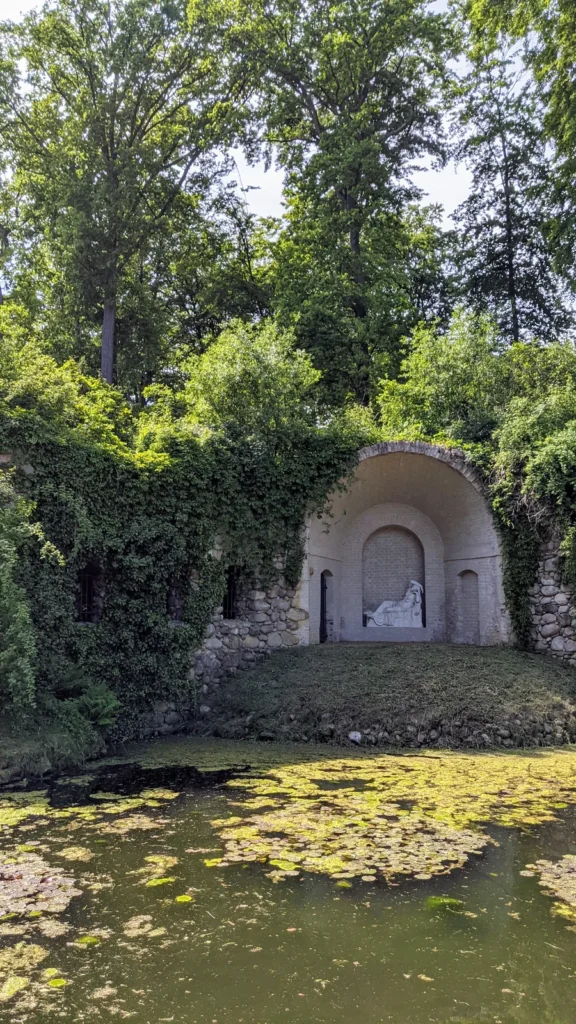Egeria-Grotte im Park von Rheinsberg, eine bewachsene Nische über einem Teich