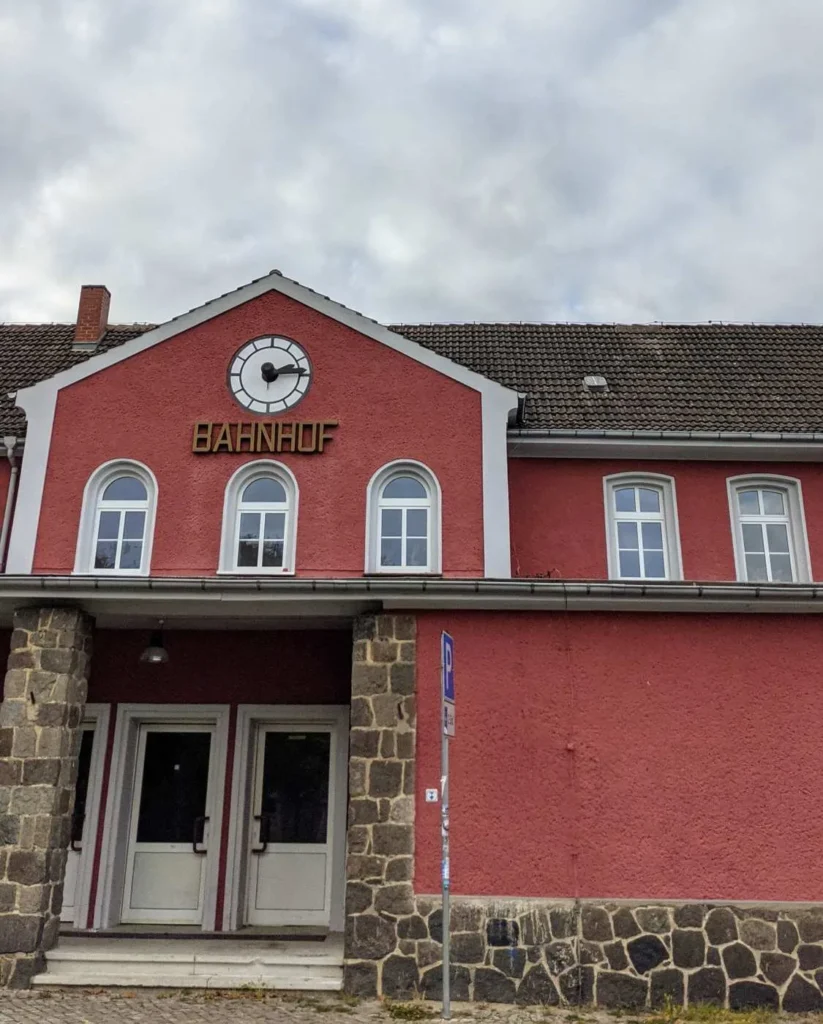 Rotes Bahnhofsgebäude mit Uhr in Fürstenberg/Havel