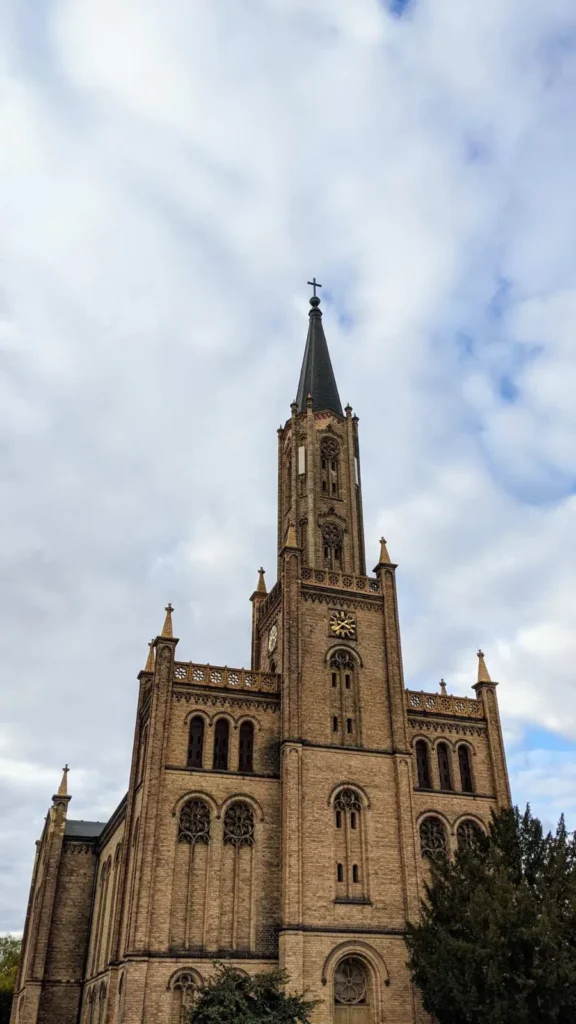 Stadtkirche Fürstenberg/Havel mit hohem Turm vor bewölktem Himmel