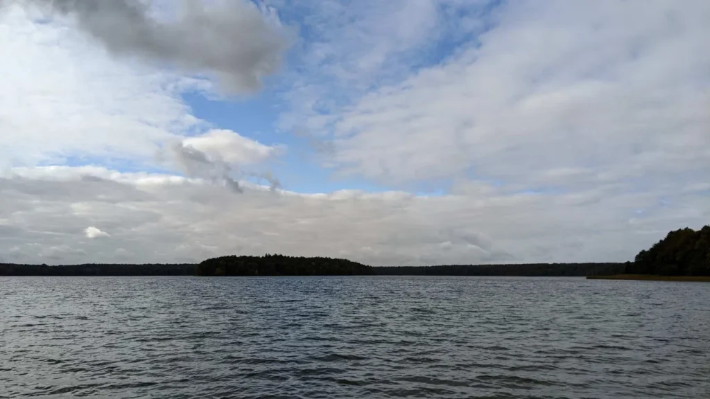 Blick über den Stechlinsee zu einer kleinen bewaldeten Insel