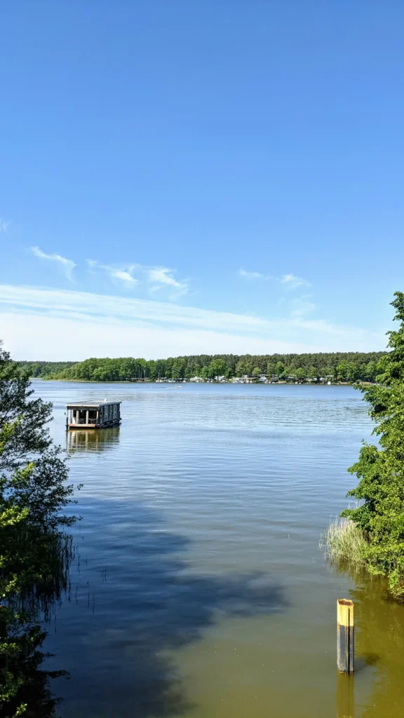 Blick über den Rheinsberger See mit einem Hausboot