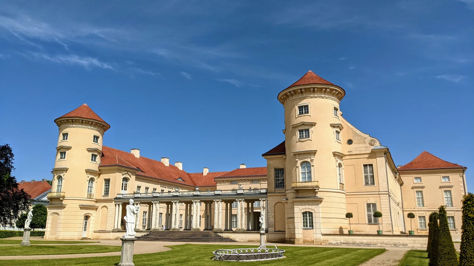 Schloss Rheinsberg mit zwei Rundtürmen und Säulengang von der Gartenseite