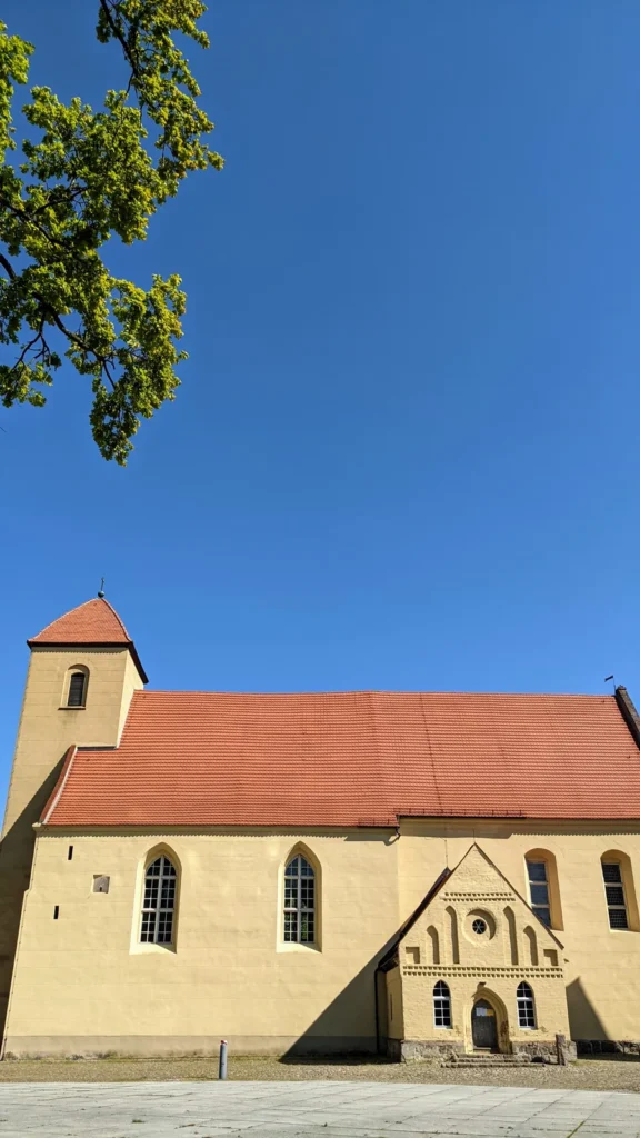 Stadtkirche St. Laurentius in Rheinsberg mit rotem Satteldach und kleinem Turm