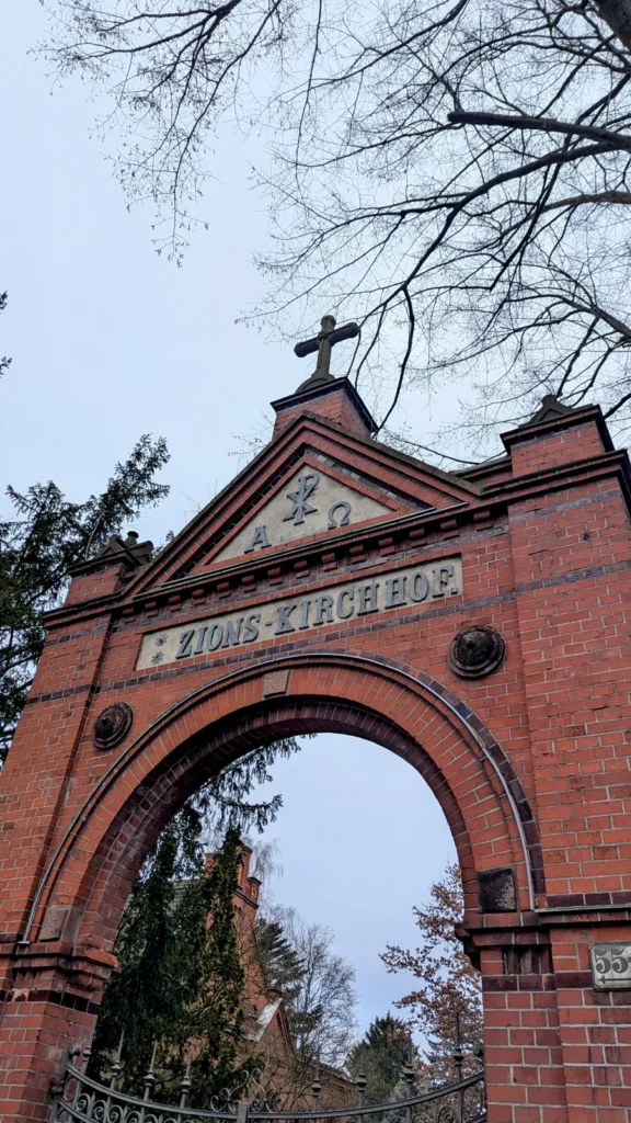 Rotes Backsteintor mit Aufschrift Zions-Kirchhof am Friedhof Nordend in Rosenthal