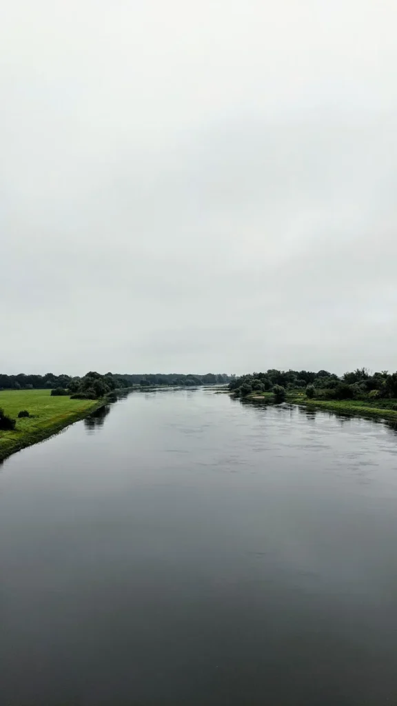 Breite Elbe zwischen Roßlau und Dessau unter grauem Himmel