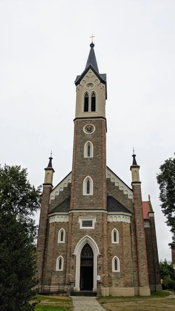 Neugotische Stadtkirche St. Marien in Roßlau mit hohem Turm aus Backstein