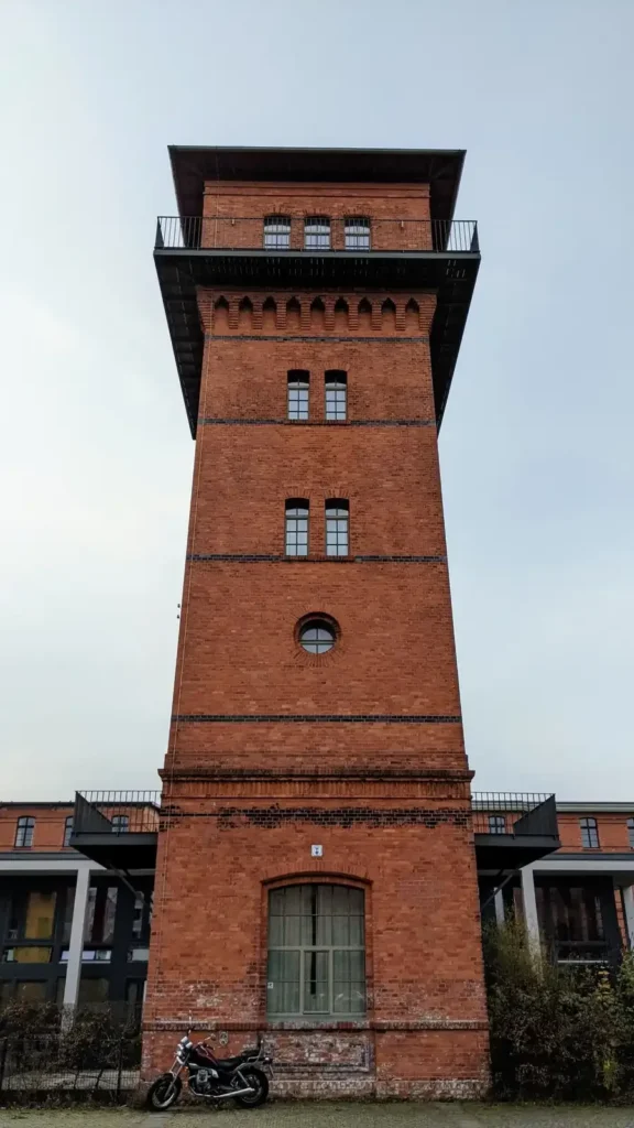 Backstein-Wasserturm mit Aufbau auf dem Gelände des früheren Arbeitshauses an der Hauptstraße