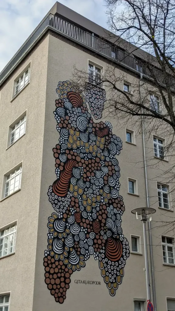 Hausfassade in der Leopoldstraße mit großem ornamentalem Wandbild "Blossom" von Gita Kurdpoor