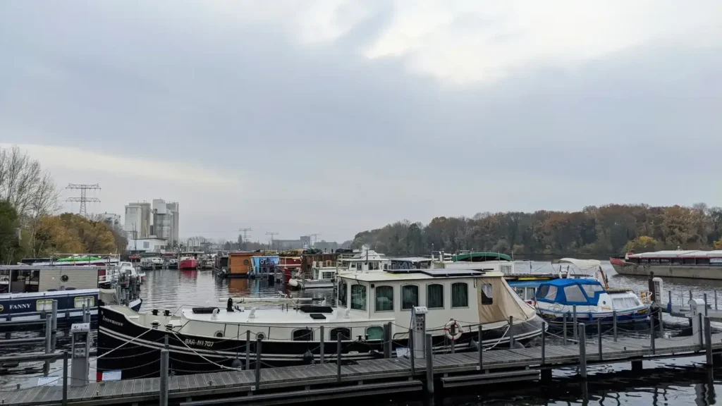 Hausboote und Boote im Hafen an der Rummelsburger Bucht in Rummelsburg