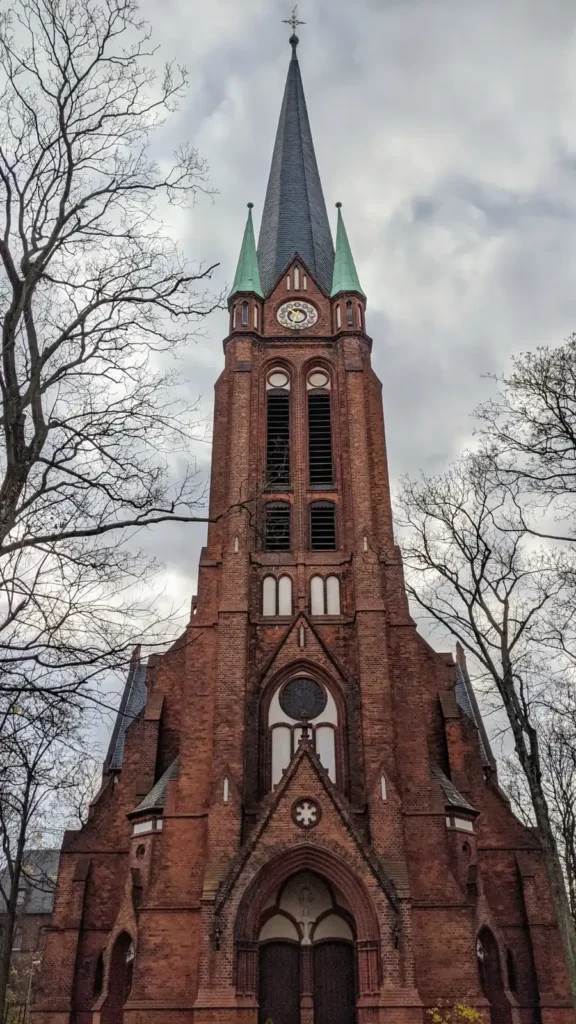 Neugotische Erlöserkirche aus Backstein mit spitzem Turm an der Nöldnerstraße in Rummelsburg