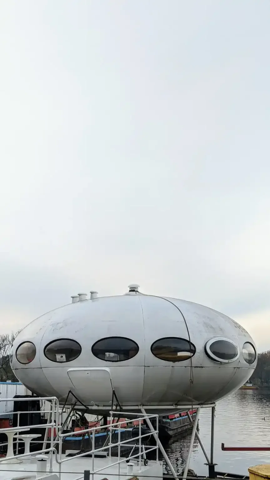 Rundes Kunststoffhaus in UFO-Form auf Stelzen am Ufer der Rummelsburger Bucht