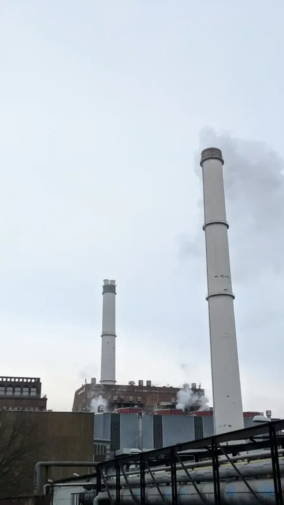 Heizkraftwerk Klingenberg an der Köpenicker Chaussee mit hohem Schornstein im November 2021