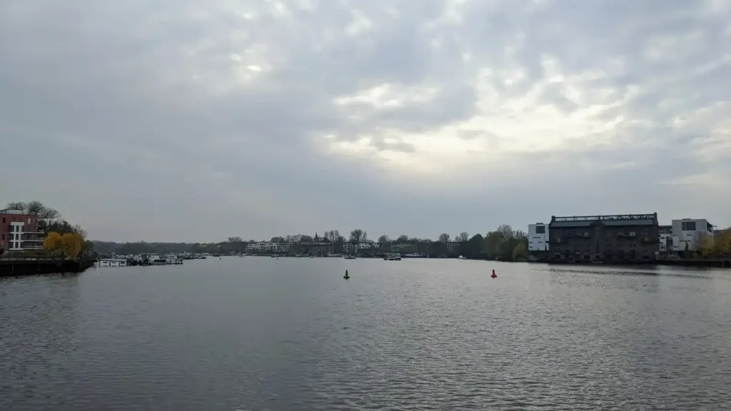 Weite Wasserfläche des Rummelsburger Sees, vom Nordufer in Rummelsburg aus gesehen