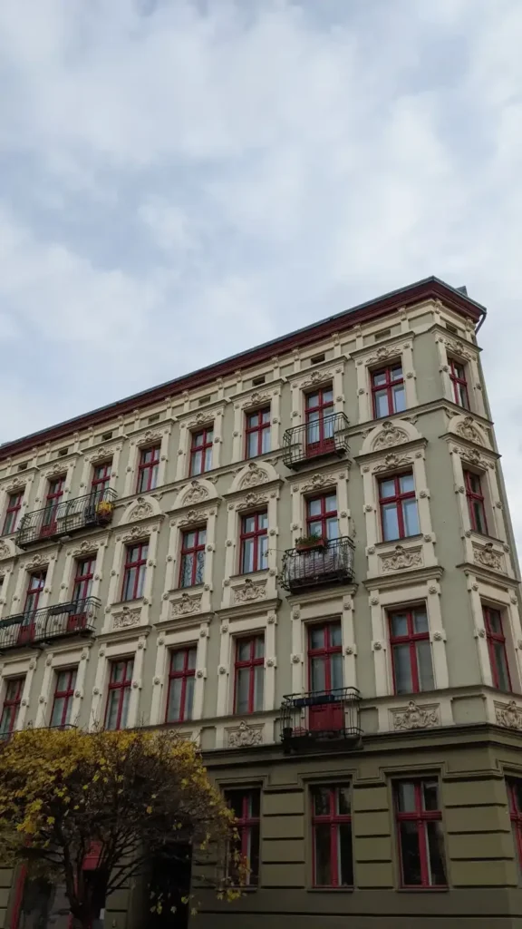 Gründerzeitliches Mietshaus mit Balkonen in der Victoriastadt, dem Kaskelkiez in Rummelsburg