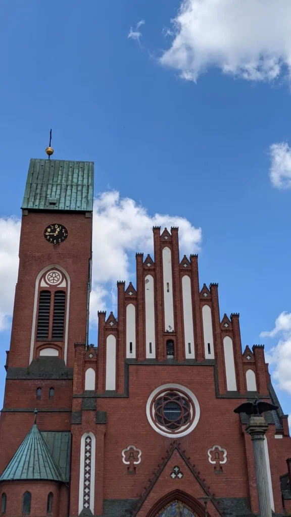 Christophoruskirche in Friedrichshagen mit Backsteinturm und gestuftem Giebel