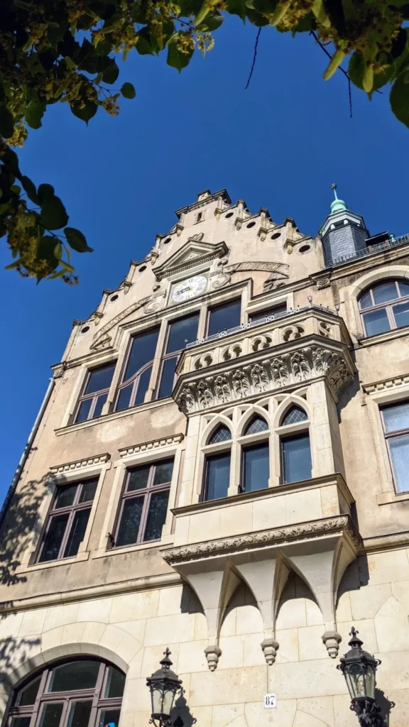 Ehemaliges Rathaus in der Bölschestraße in Friedrichshagen, Fassade mit Verzierungen und Giebel