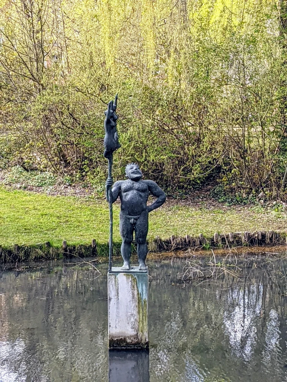 Poseidon-Figur im Teich im Park am Weidendamm in Eberswalde