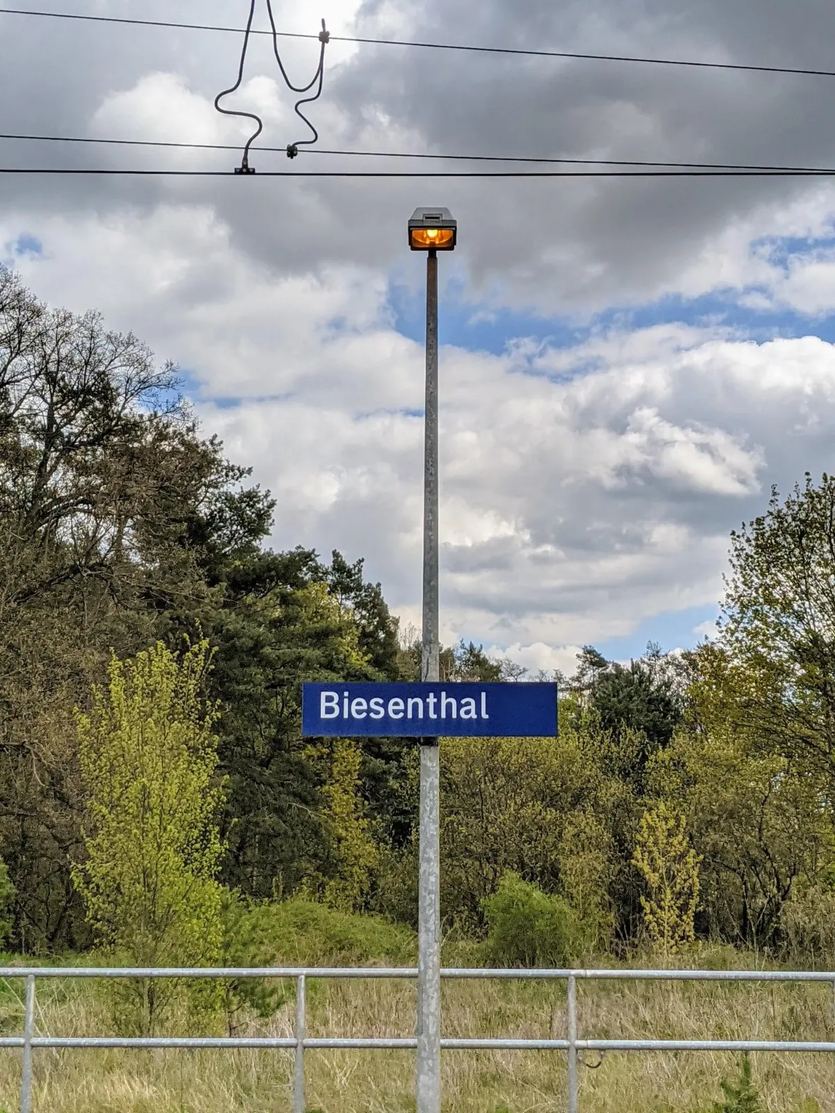 Bahnhofsschild Biesenthal am Bahnsteig