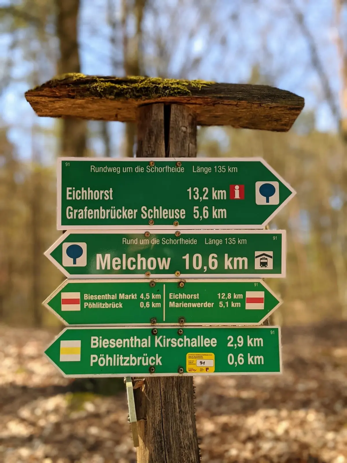Wegweiser mit der Aufschrift Rundweg um die Schorfheide, Länge 135 km