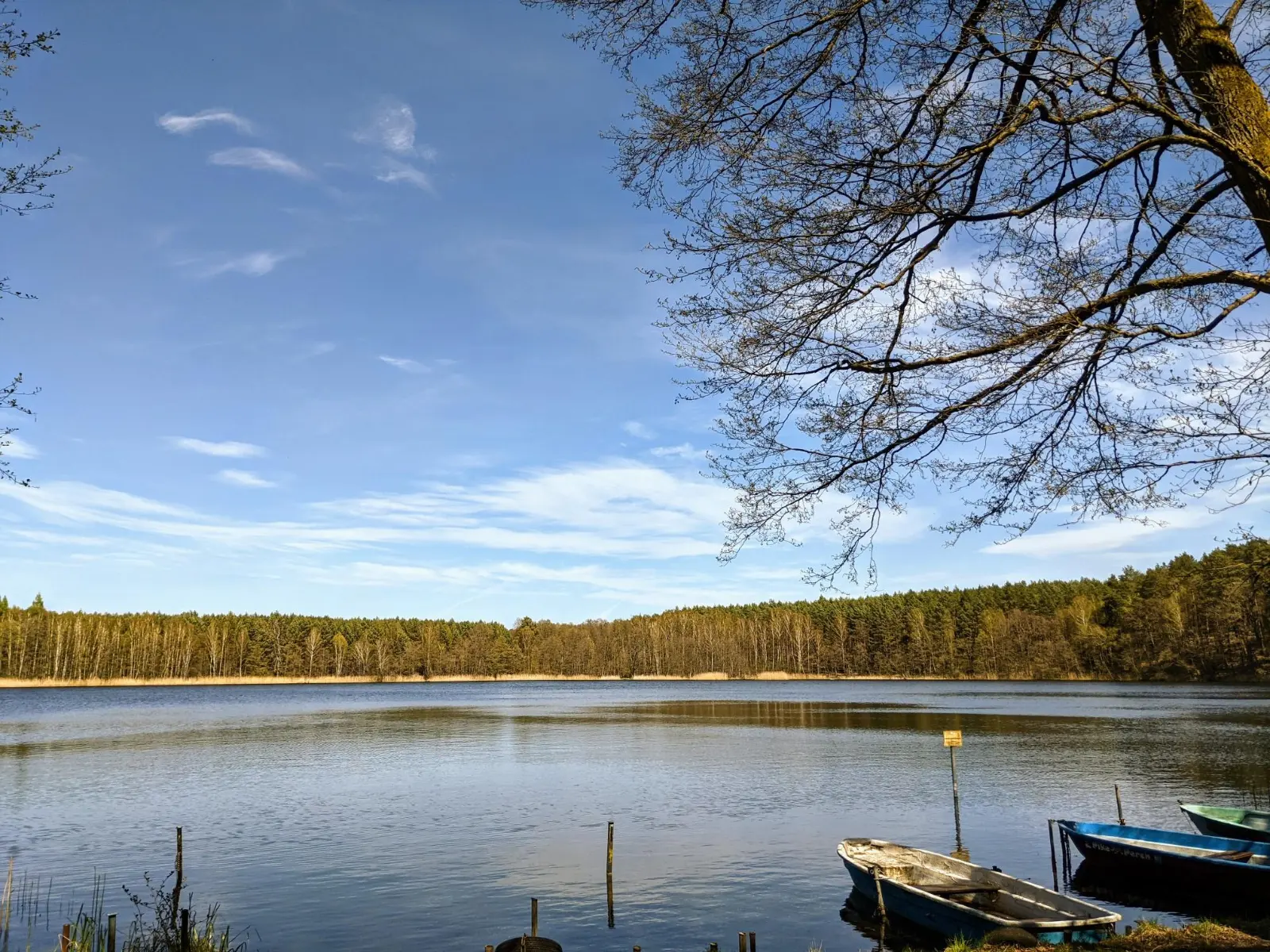 Der Grabowsee mit Booten am Ufer