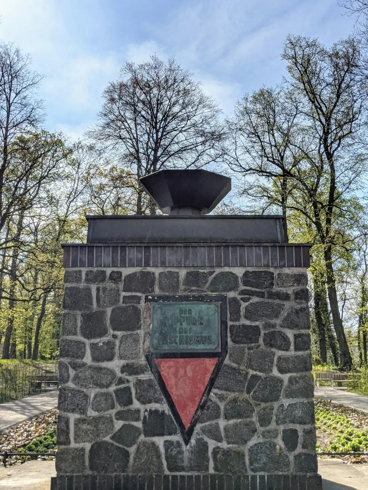 Mahnmal für die Opfer des Faschismus im Stadtpark Biesenthal mit Feuerschale und rotem Winkel