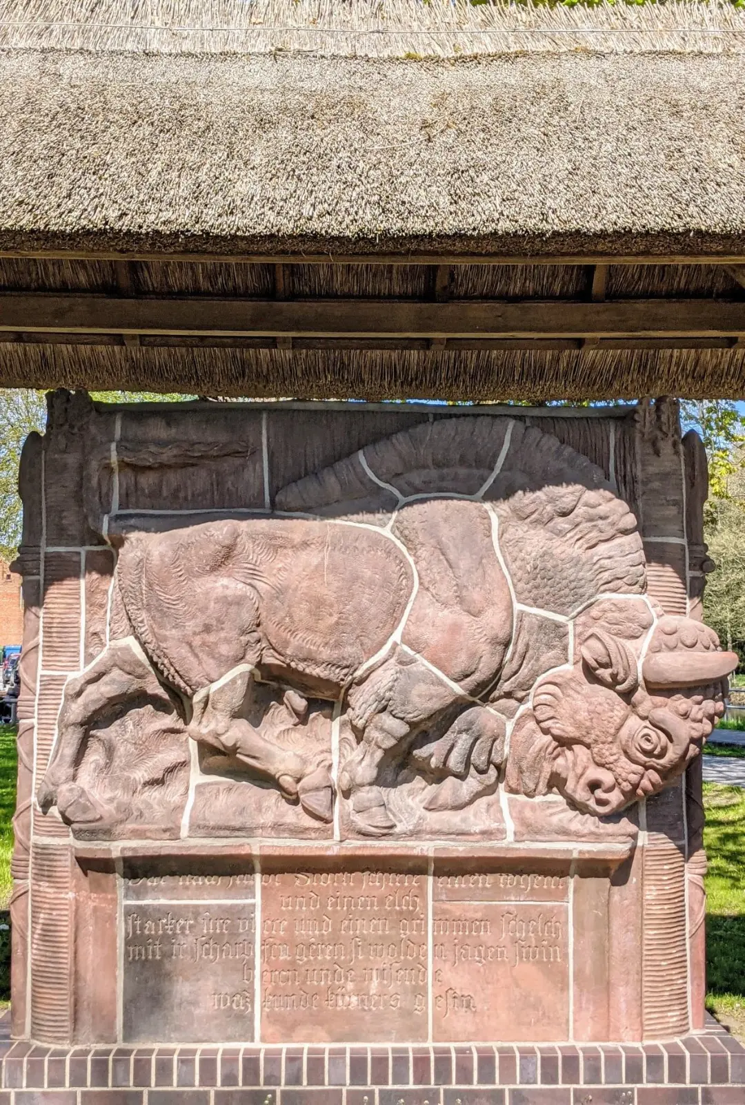 Relief des Wisentdenkmals in Eichhorst