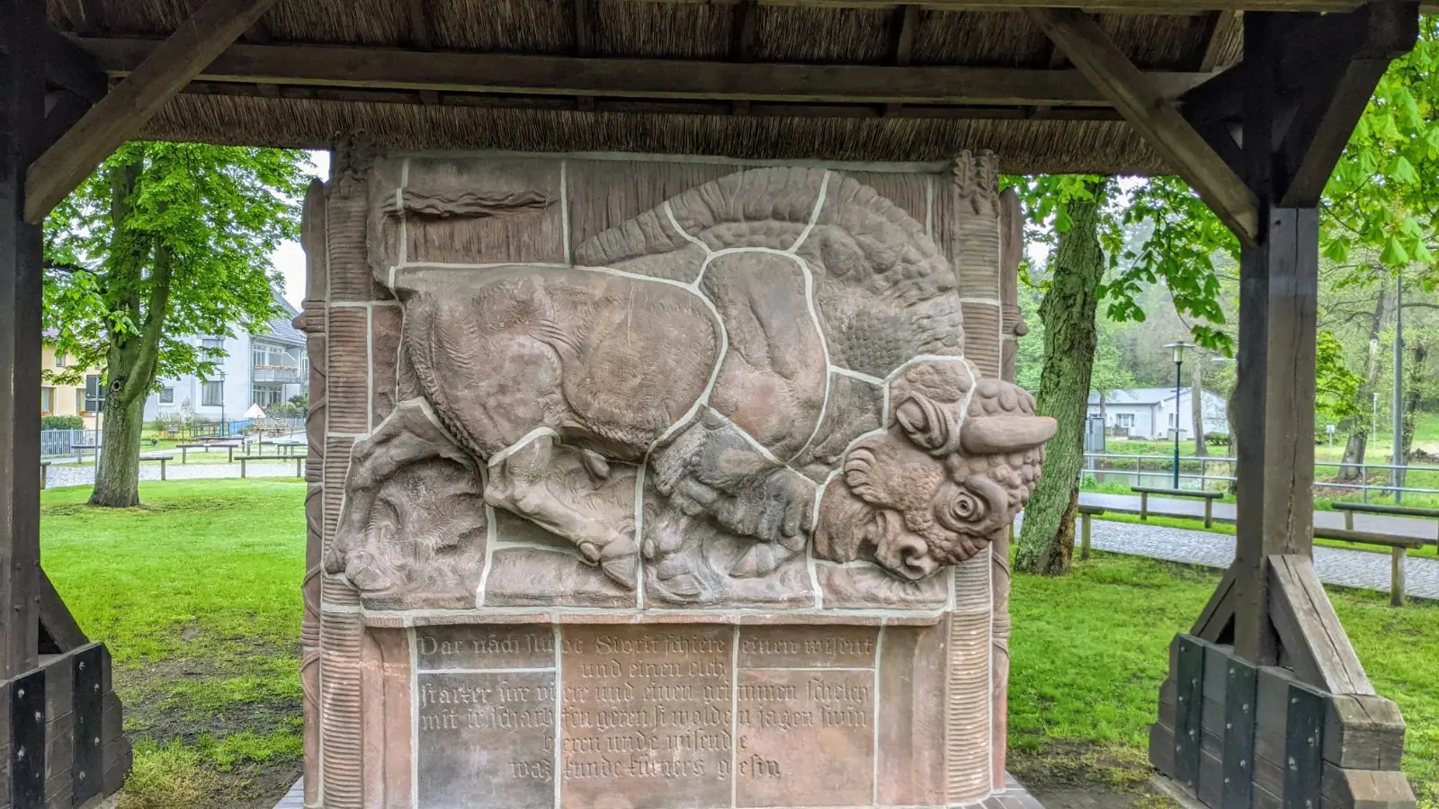 Wisentdenkmal in Eichhorst unter einem Schutzdach