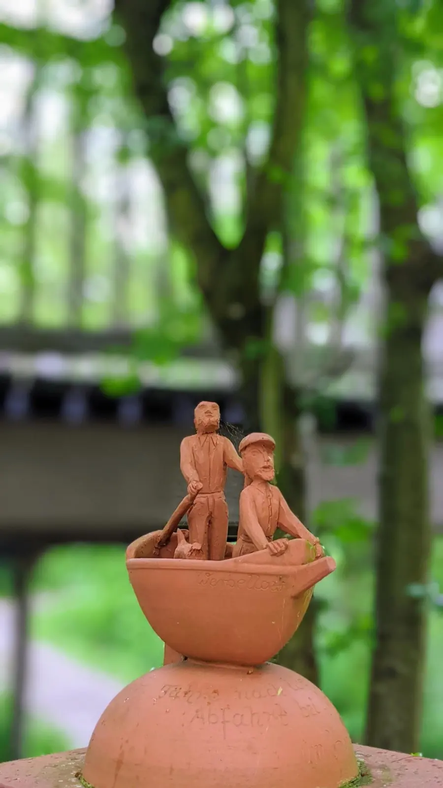 Terrakotta-Figur in Wildau: zwei Personen in einem Boot