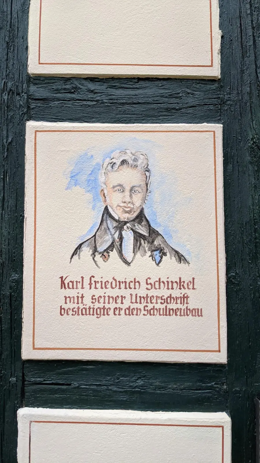 Kachelbild an der historischen Schule in Joachimsthal mit einem Porträt von Karl Friedrich Schinkel