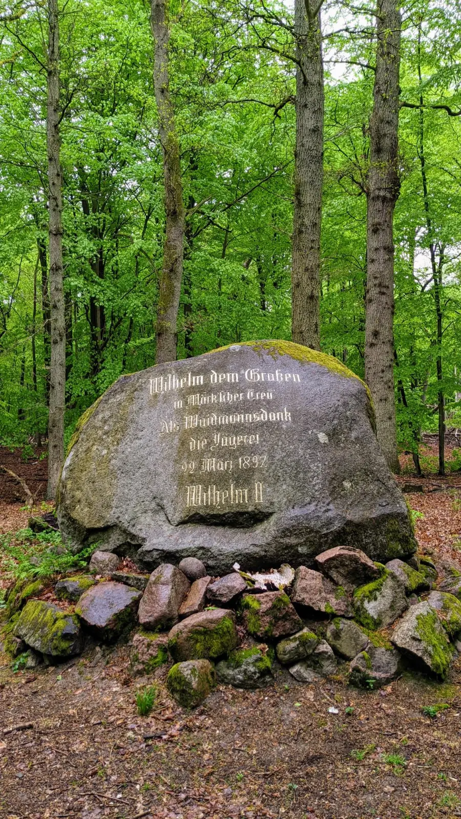 Gedenkstein bei Hubertusstock mit der Inschrift Wilhelm dem Großen, datiert 22. März 1897