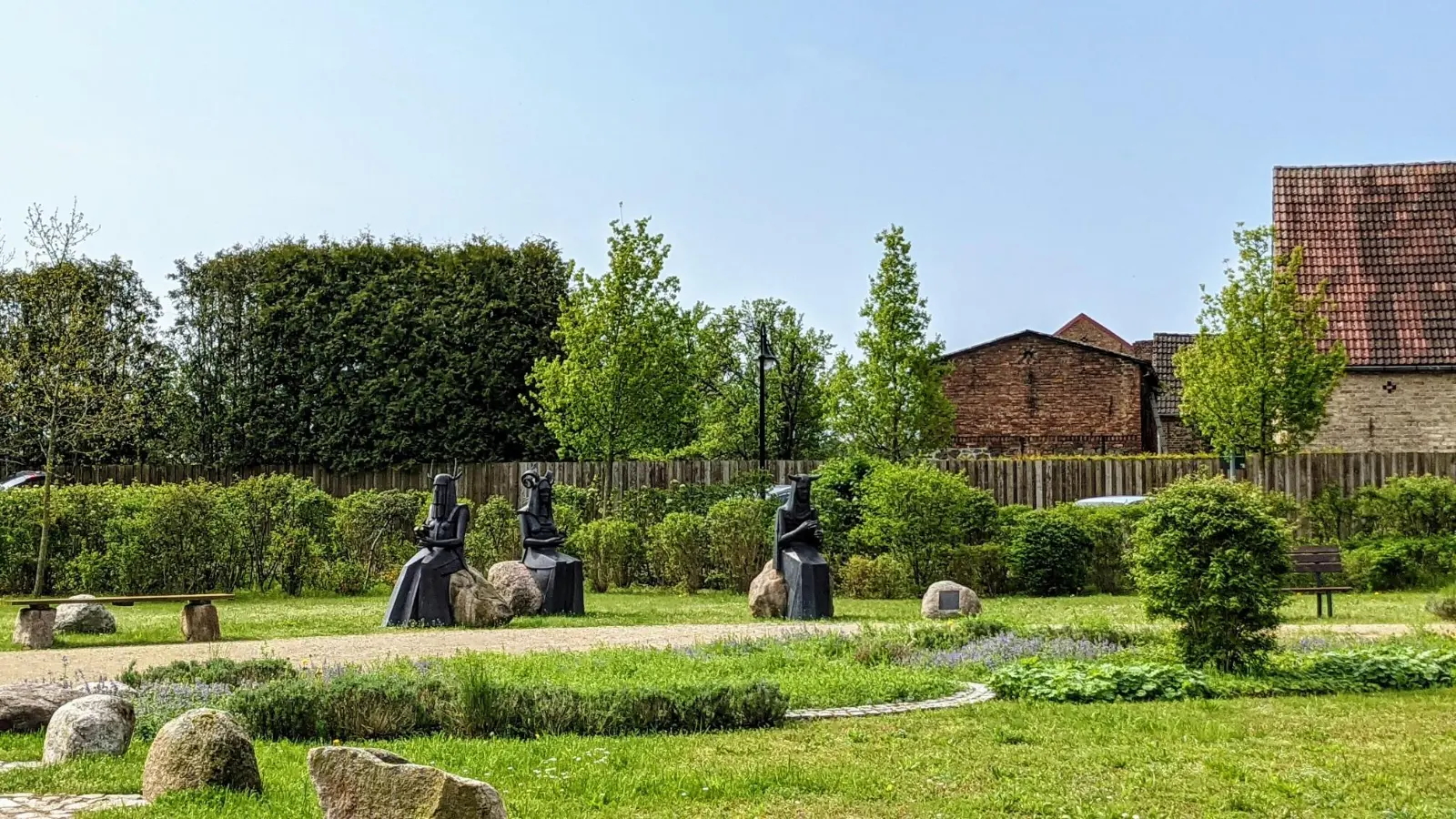 Drei Skulpturen der Nornen auf dem Dorfplatz von Althüttendorf