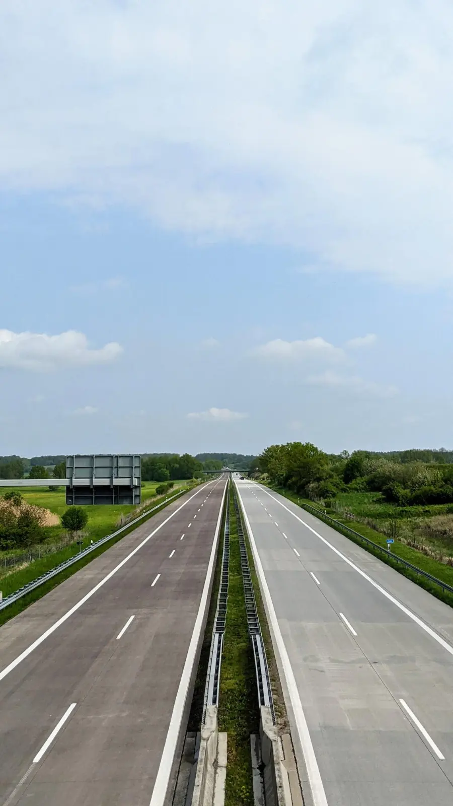 Blick von der Brücke auf die Autobahn A 11 bei Althüttendorf