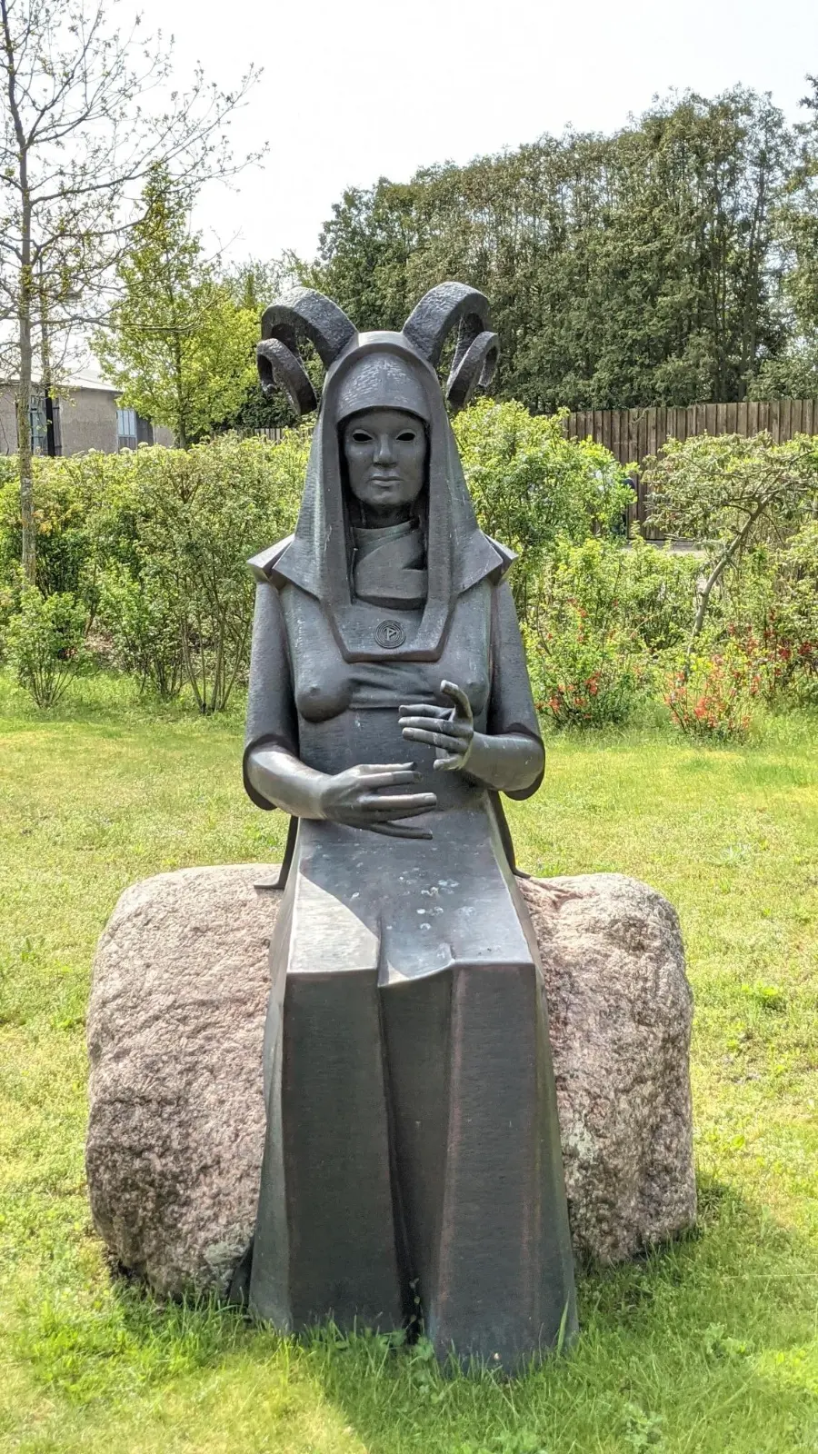 Eine der drei Nornen-Skulpturen in Althüttendorf