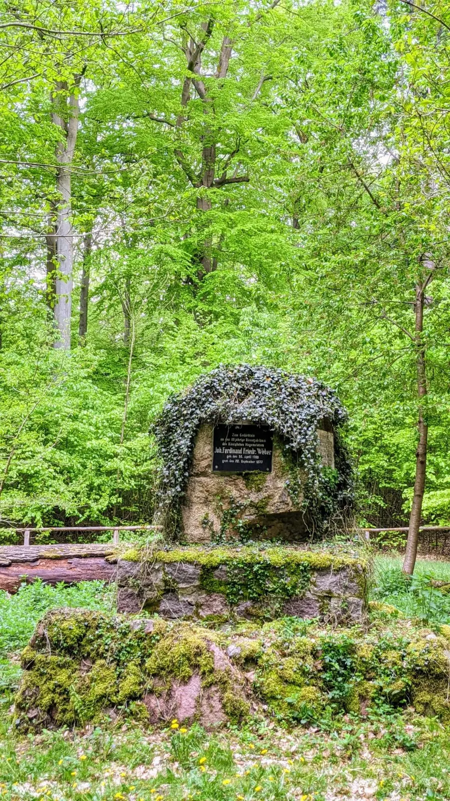 Weber-Denkmal aus Feldsteinen im Wald bei Chorin