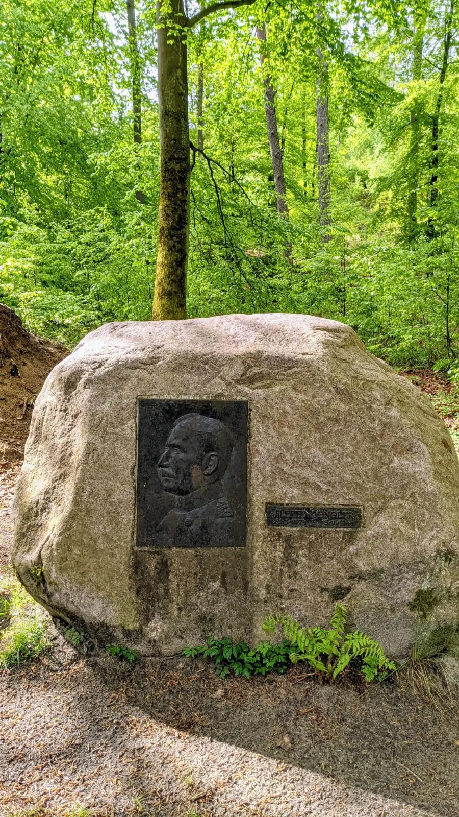 Gedenkstein für Alfred Dengler mit Reliefplatte am Denglerweg bei Chorin