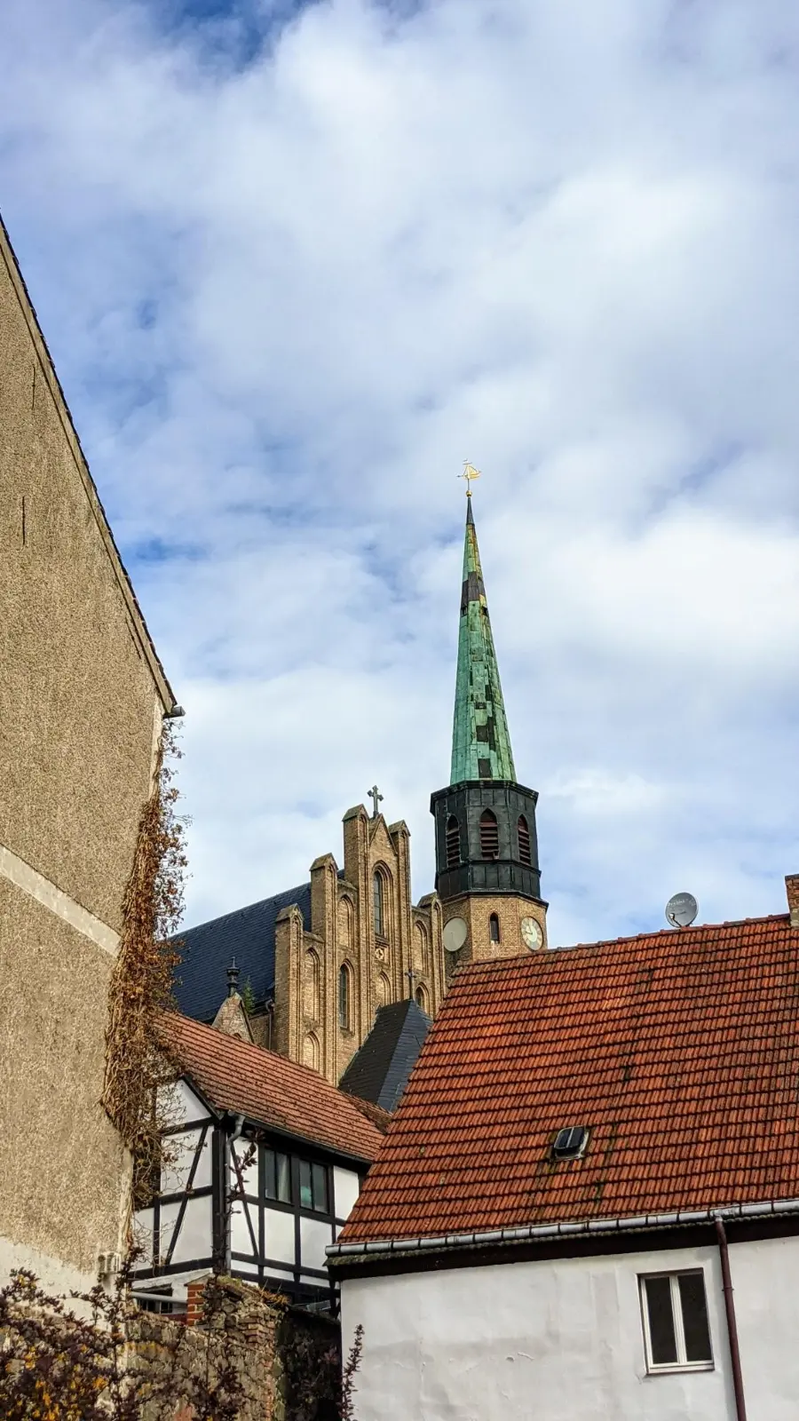 Turm der Nikolaikirche über den Dächern von Oderberg