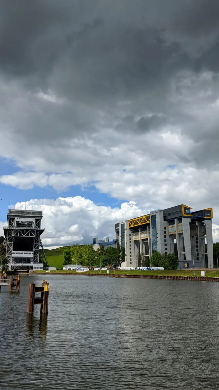 Altes und neues Schiffshebewerk Niederfinow vom Unterhafen aus