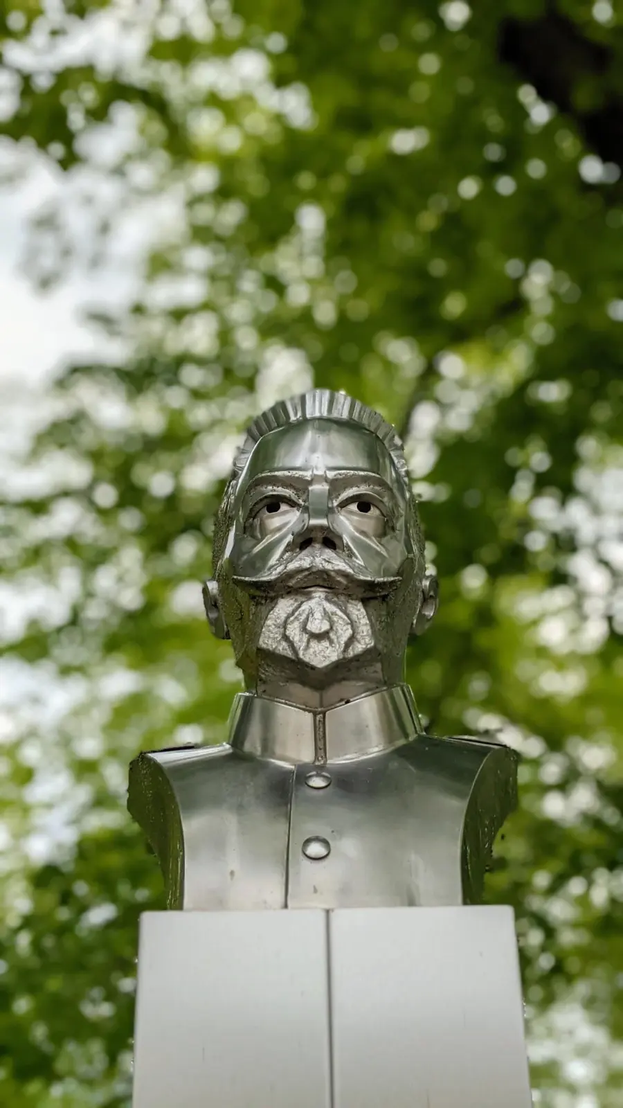 Büste von Theobald von Bethmann Hollweg am Anger in Hohenfinow