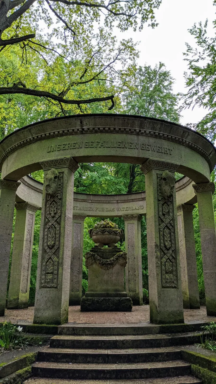 Der Heldenhain in Eberswalde, ein Rundbau auf Pfeilern im Wald