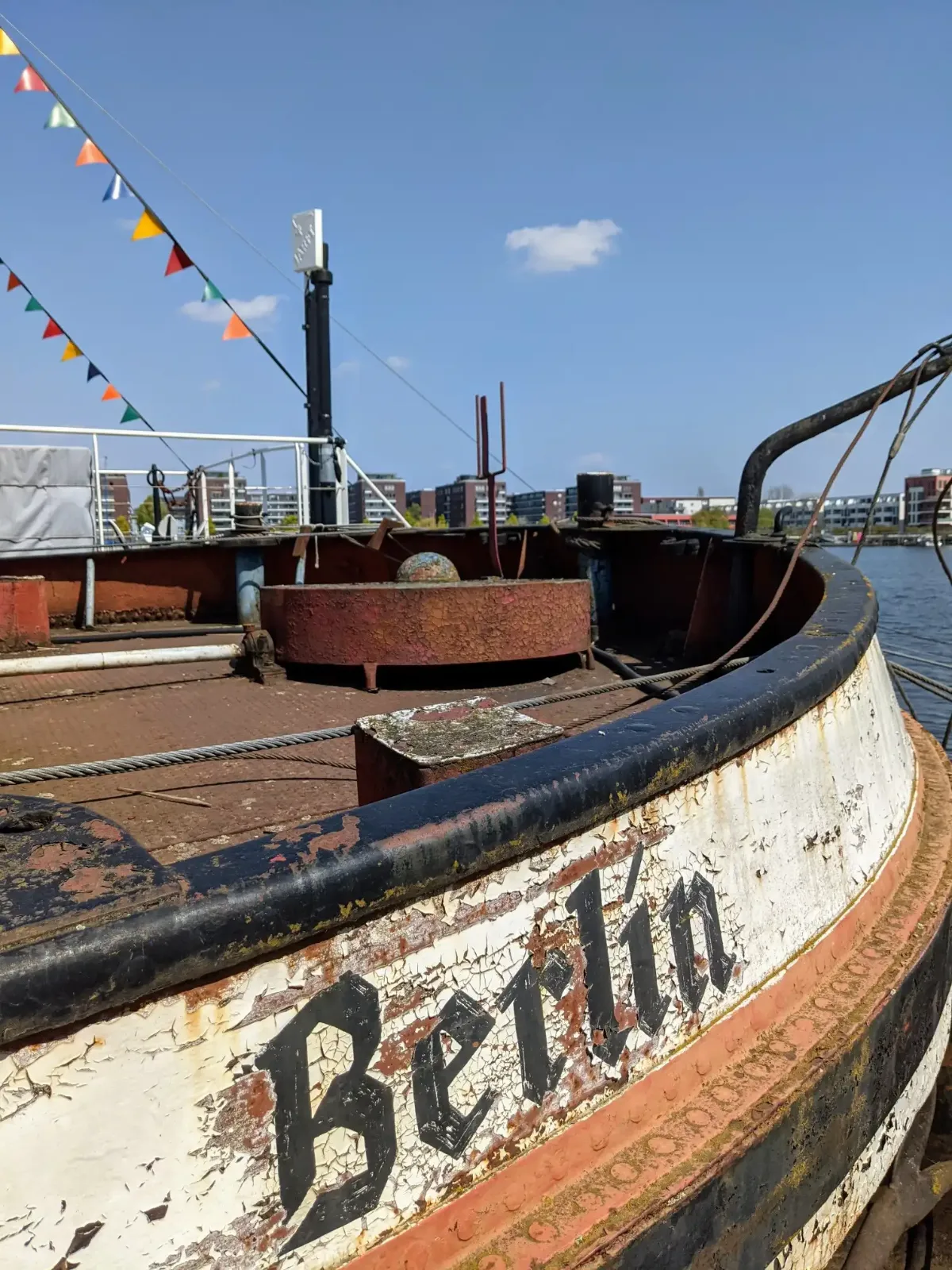 Rostiger Schiffsbug mit der Aufschrift Berlin am Ufer der Halbinsel Stralau