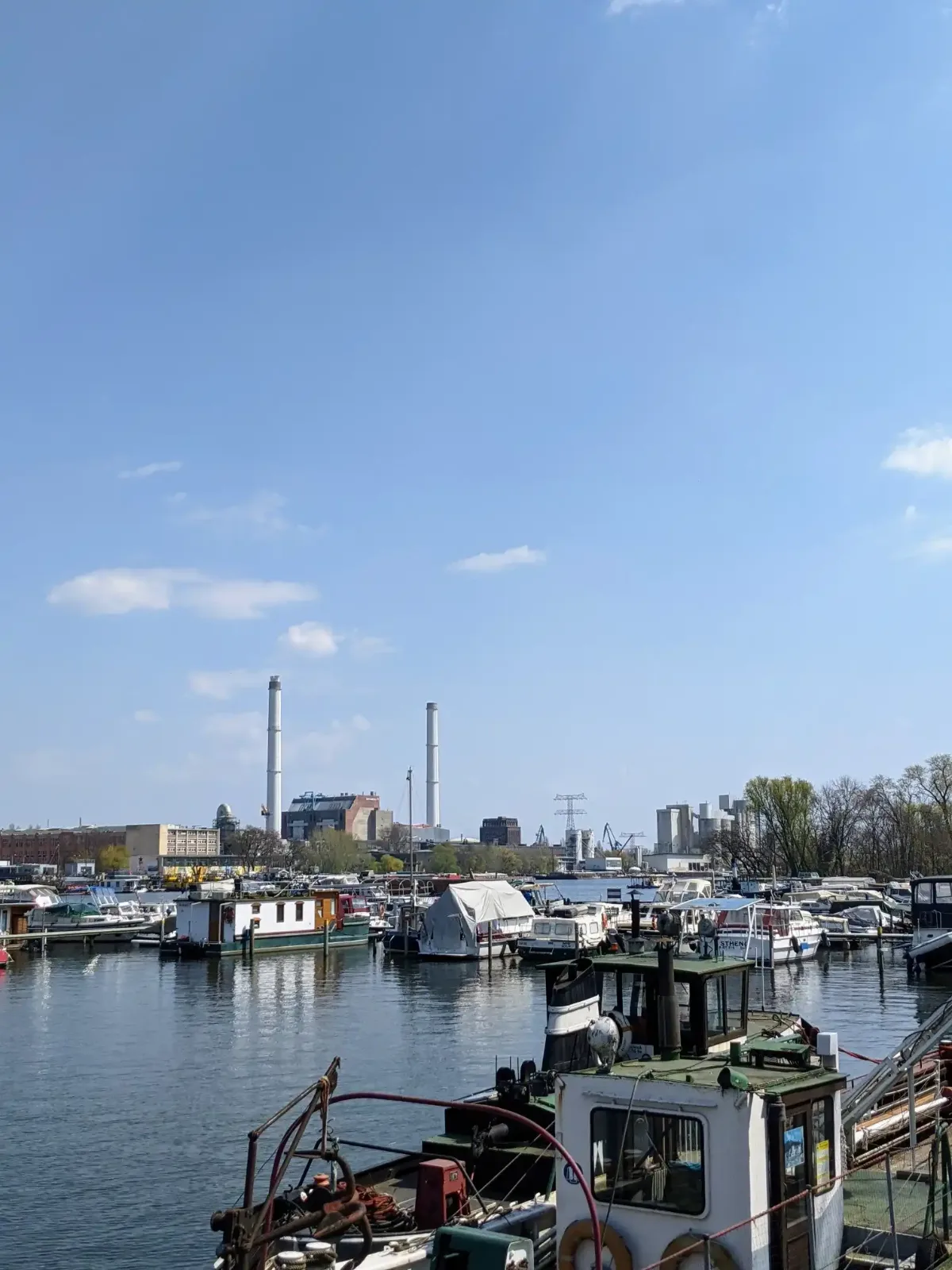 Hafen mit vielen Booten auf der Halbinsel Stralau am Rummelsburger See