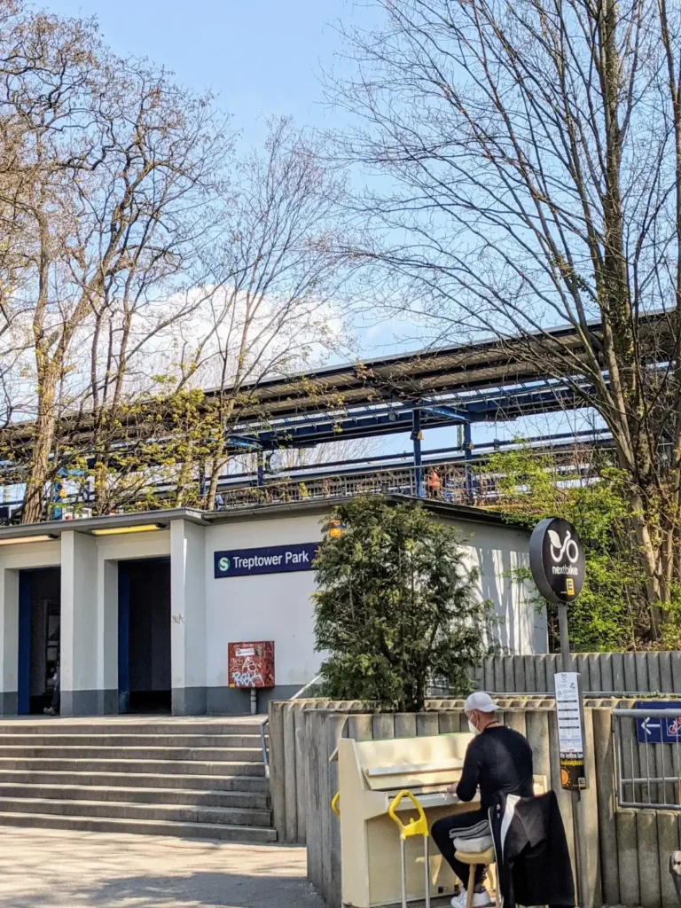 Klavierspieler vor dem Zugang zum S-Bahnhof Treptower Park