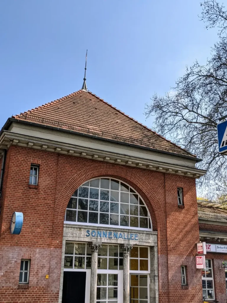 Empfangsgebäude des S-Bahnhofs Sonnenallee aus Backstein mit großem Bogenfenster